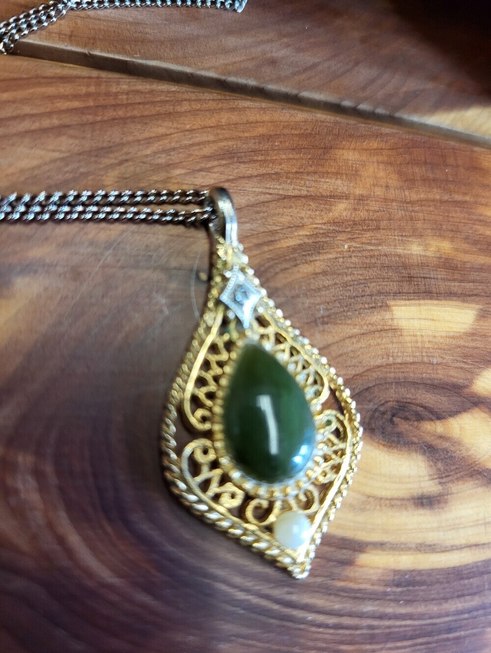 JADE/ DIAMOND/PEARL GOLD TONE NECKLACE VINTAGE 70s STAMPED "PAT PEND" - Picture 2 of 4